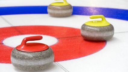 Curlingsteine im Zielfeld - als Symbol dafür, dass auch schwierige Inhalte erfolgreich kommuniziert werden können