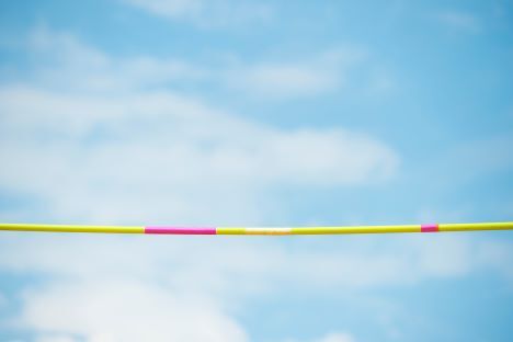 Eine Hochsprungstange vor blauem Himmel - als Symbolbild für die Hürden beim Texten