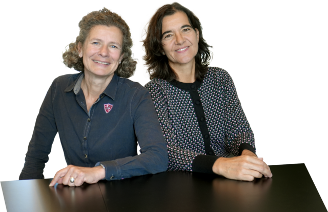 Ania Dornheim und Sabine Krippl sitzen an einem Tisch
