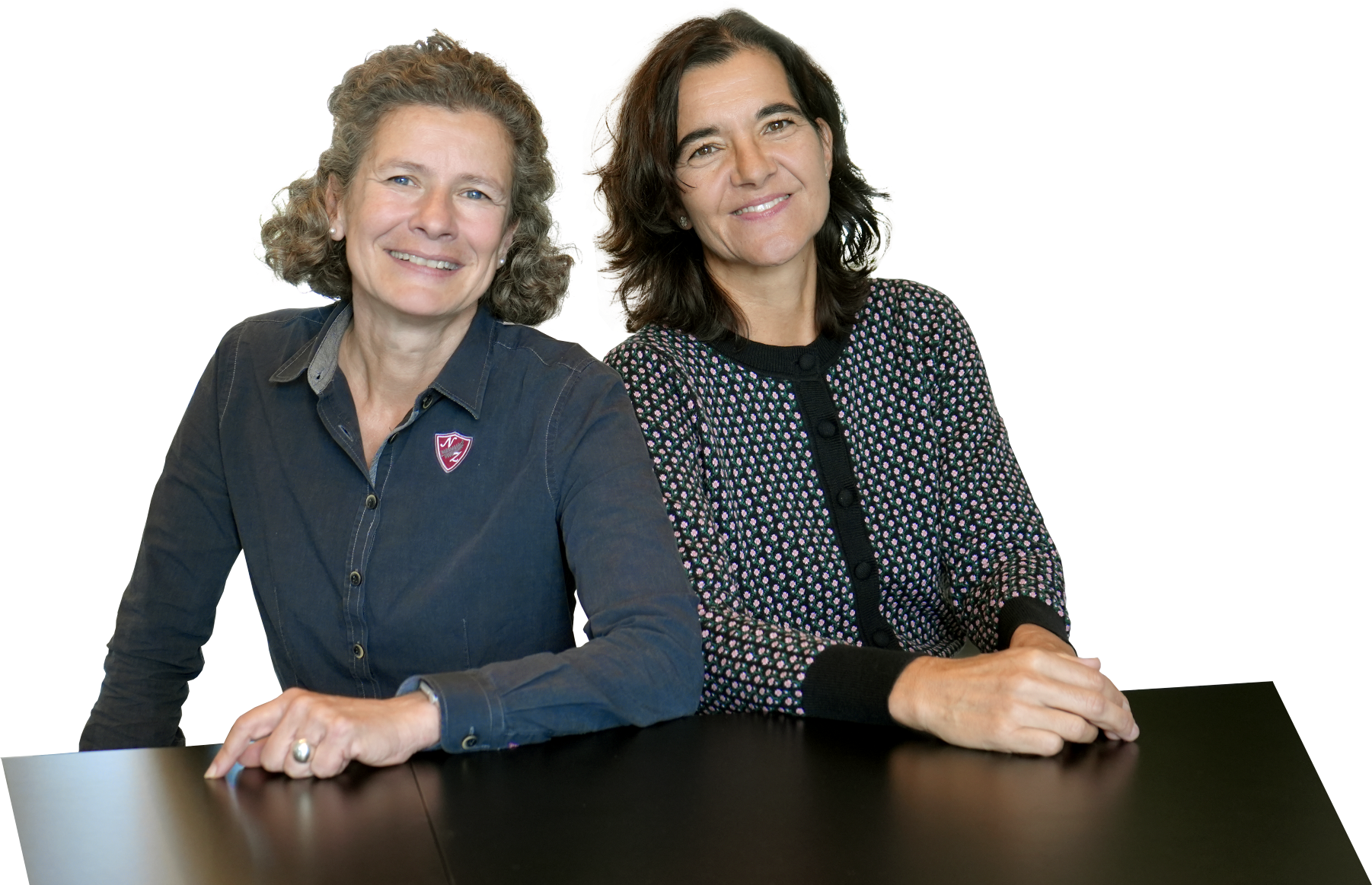Ania Dornheim und Sabine Krippl sitzen an einem Tisch