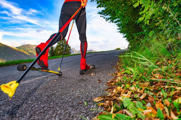 Ein Mensch übt im Sommer auf Rollen Biathlon