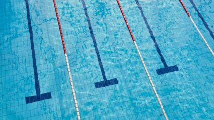 Schwimmbad mit abgetrennten Bahnen - als Symbol für die tägliche gleichen Arbeiten im Textalltag