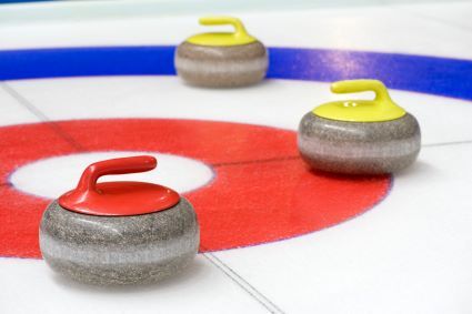 Curlingsteine im Zielfeld - als Symbol dafür, dass auch schwierige Inhalte erfolgreich kommuniziert werden können