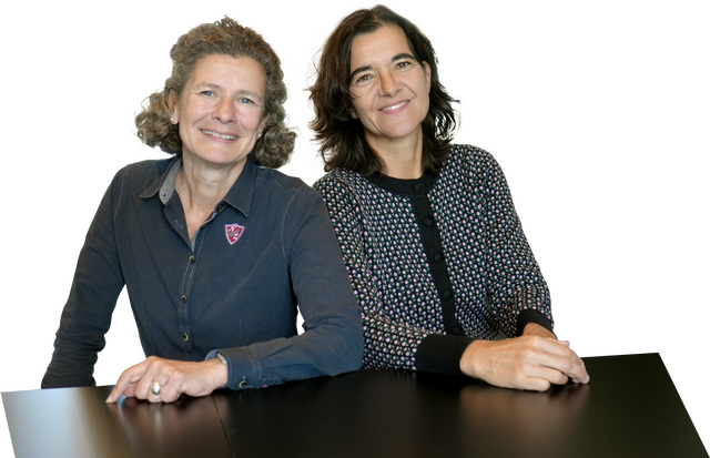 Ania Dornheim und Sabine Krippl sitzen an einem Tisch