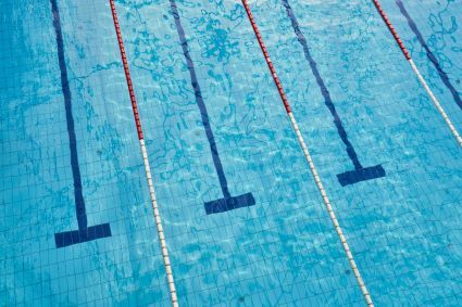 Schwimmbad mit abgetrennten Bahnen - als Symbol für die tägliche gleichen Arbeiten im Textalltag